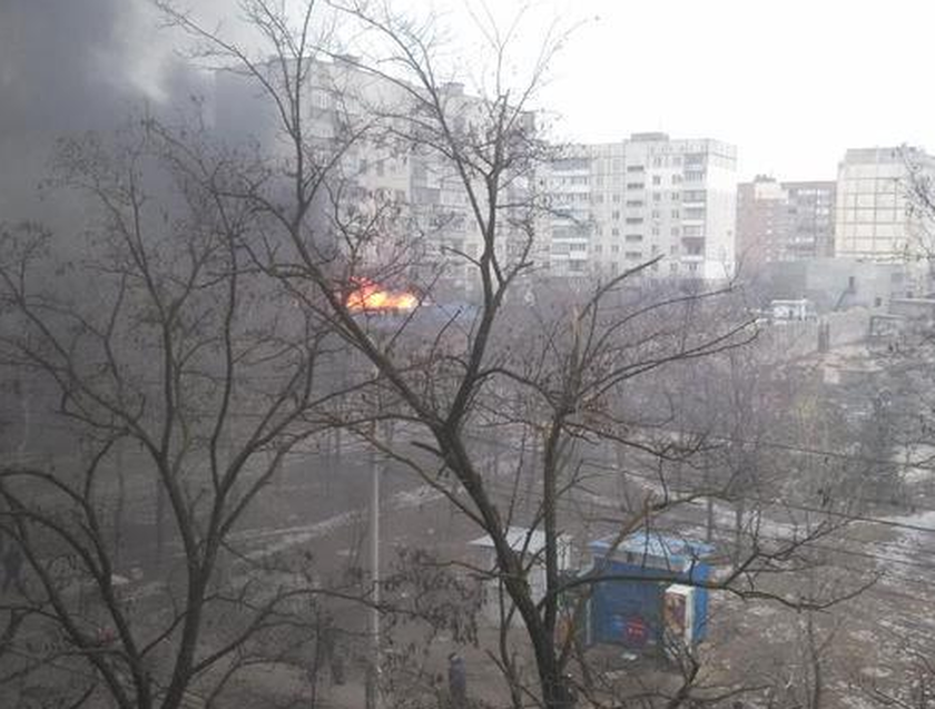 Δέκα νεκροί και πολλοί τραυματίες από βομβαρδισμό αγοράς της Μαριούπολης (pics)