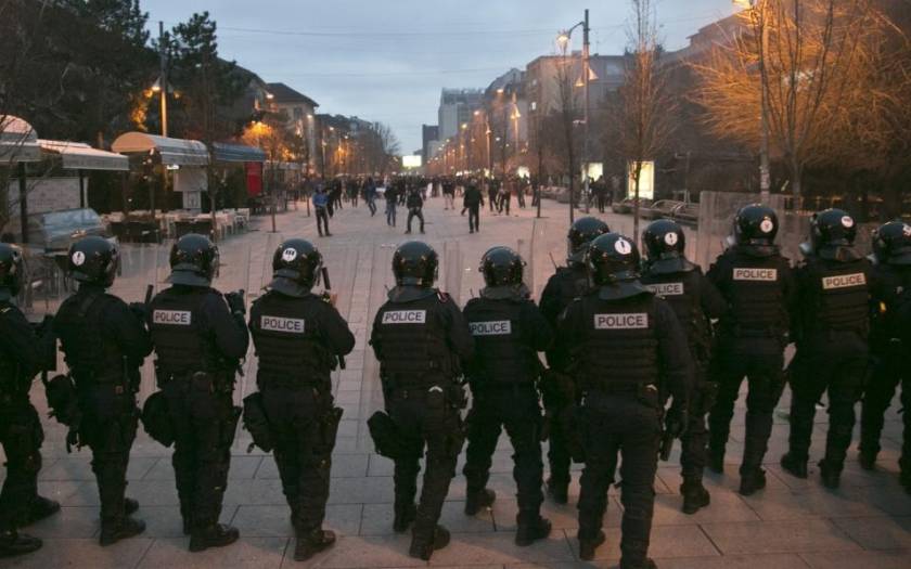 Ένταση στο Κόσοβο μεταξύ αστυνομίας και διαδηλωτών (pics)