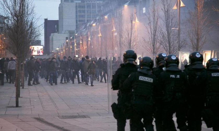 Ένταση στο Κόσοβο μεταξύ αστυνομίας και διαδηλωτών (pics)