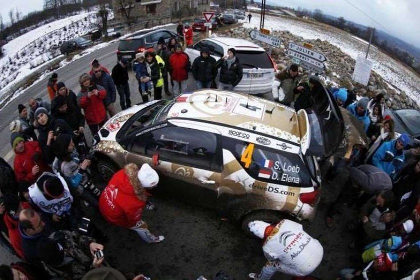 Οι S.Loeb/ D.Elena κοιτάζουν τον κατεστραμμένο (από χτύπημα σε βράχο)τροχό του DS3 WRC  