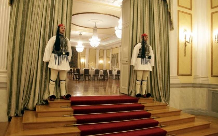 Κυβέρνηση ΣΥΡΙΖΑ: Στο Προεδρικό Μέγαρο το άγημα των Ευζώνων για την ορκωμοσία (vid)
