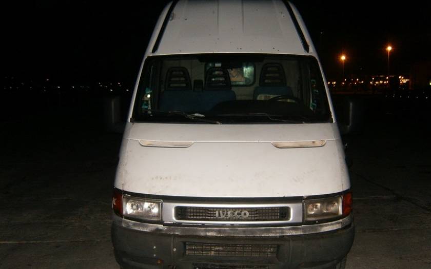 Κόρινθος: Έκανε… πατέντες στο φορτηγάκι για να μεταφέρει παράνομους μετανάστες (pics)