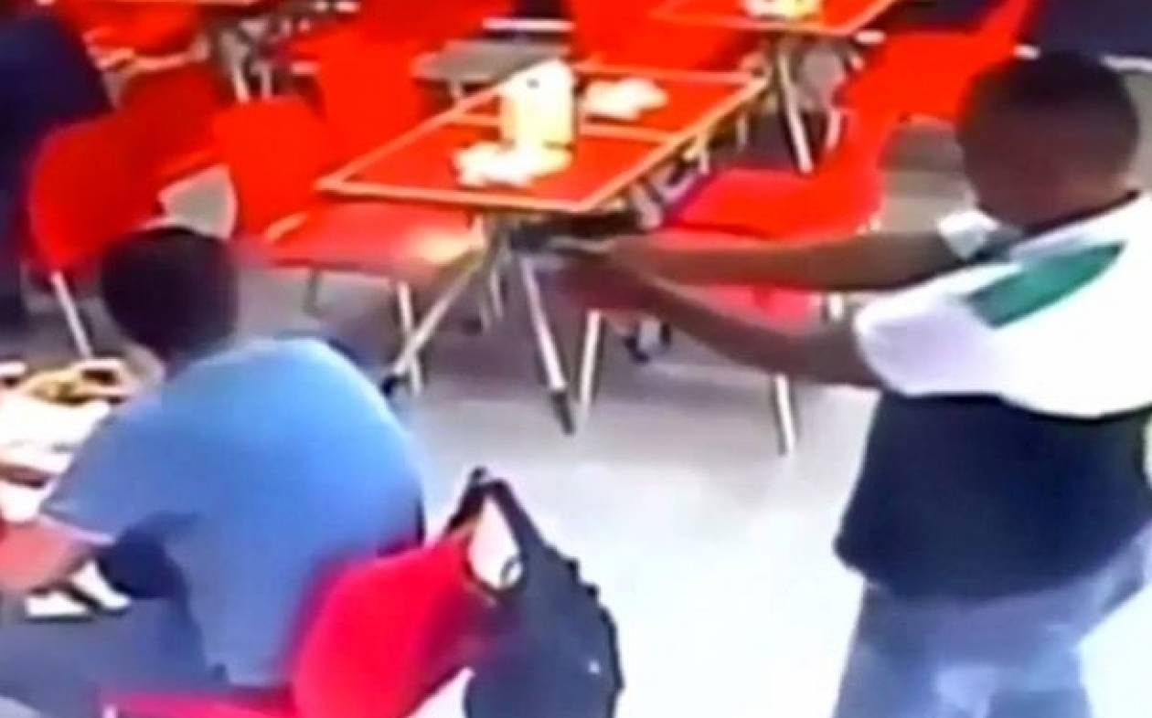 Τον πυροβόλησε στο κεφάλι την ώρα που έτρωγε σε εστιατόριο (video)