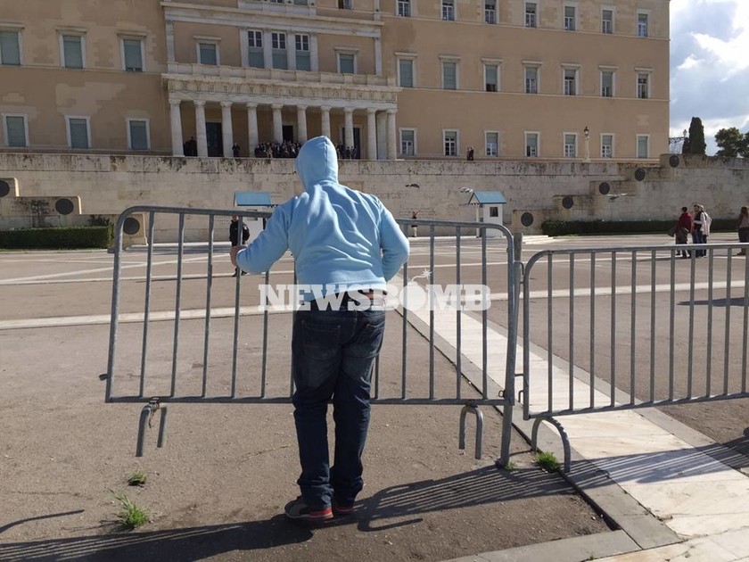 Κυβέρνηση ΣΥΡΙΖΑ- «Ξηλώθηκαν» τα κάγκελα από το Σύνταγμα