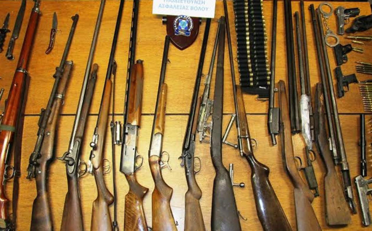 Τουφέκια, πιστόλια και κυνηγετικά όπλα έκρυβε στο σπίτι του 41χρονος