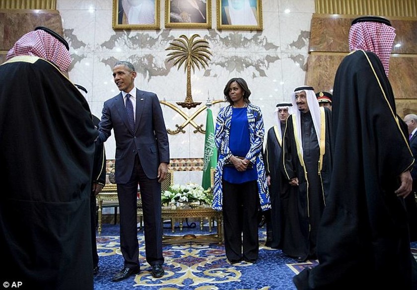 Σαουδική Αραβία: Σάλος με την περιβολή της Μισέλ Ομπάμα (video & pics)