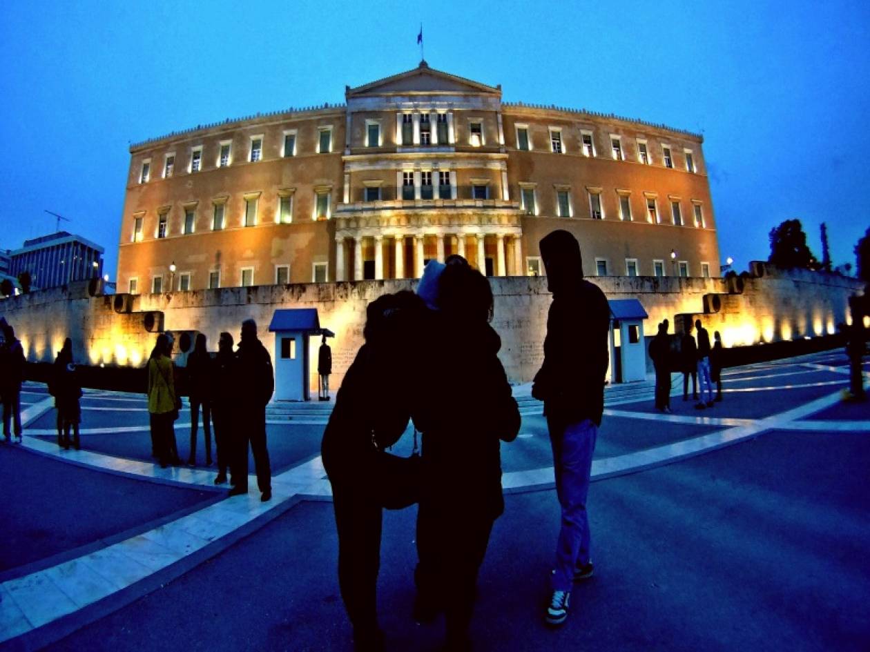 Η «απελευθερωμένη» Βουλή των Ελλήνων by... night (photos)