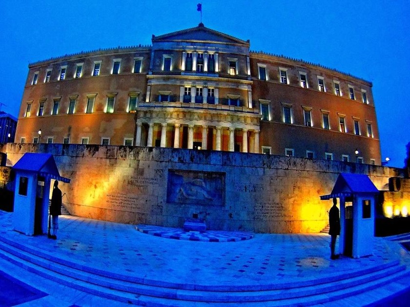 Η «απελευθερωμένη» Βουλή των Ελλήνων by... night (photos)