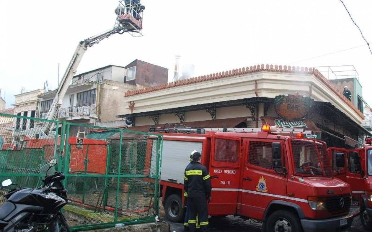 Μεγάλη πυρκαγιά σε κατάστημα στο Μοναστηράκι (pics + vid)