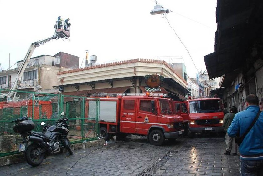 Μεγάλη πυρκαγιά σε κατάστημα στο Μοναστηράκι