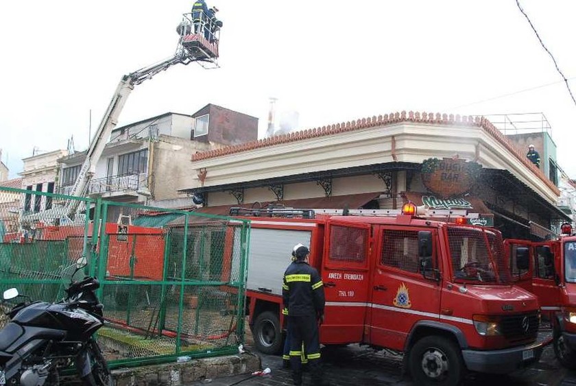Μεγάλη πυρκαγιά σε κατάστημα στο Μοναστηράκι
