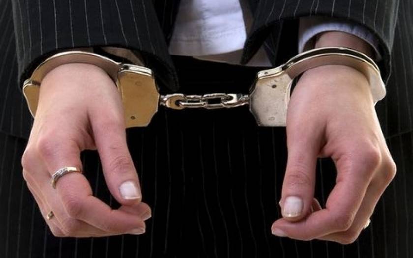 Συνελήφθη 71χρονη για οφειλές στο Δημόσιο που αγγίζουν τα 2 εκατ. ευρώ