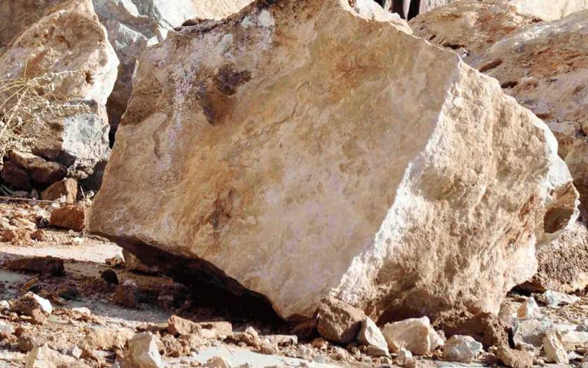 Πτώση τεράστιου βράχου στο οδικό δίκτυο Αγρίνιο – Καρπενήσι (Pic)