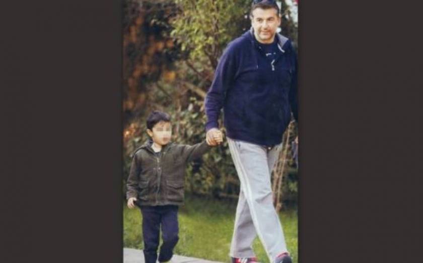 Γιώργος Λιάγκας: Μεσημεριανή βόλτα με τον γιο του στην Γλυφάδα
