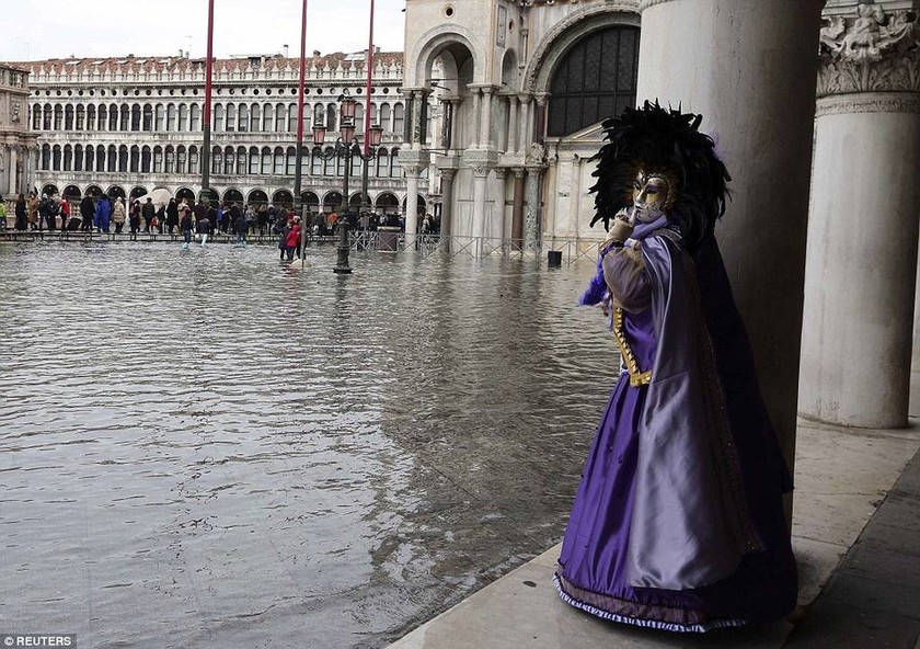 Καρναβάλι στην... πλημμυρισμένη Βενετία