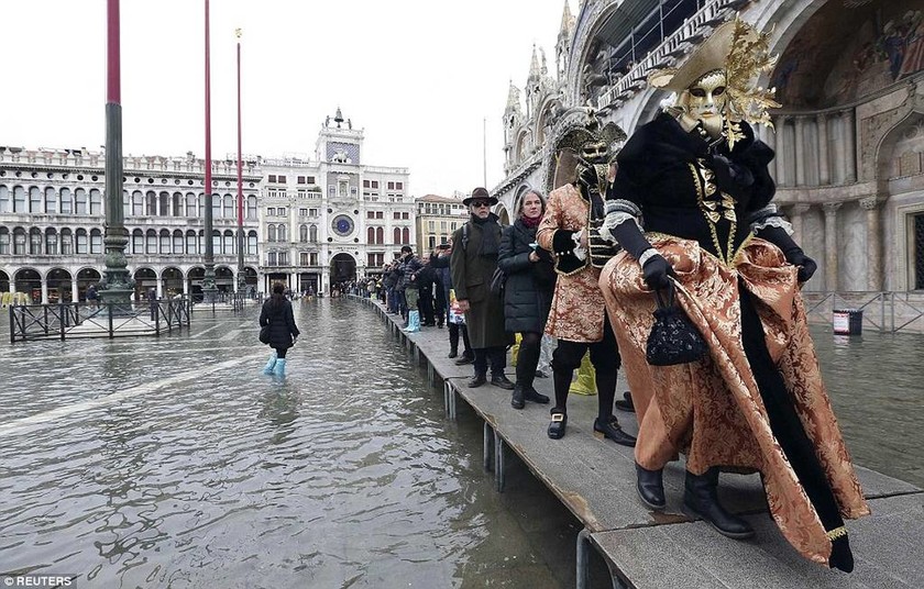 Καρναβάλι στην... πλημμυρισμένη Βενετία