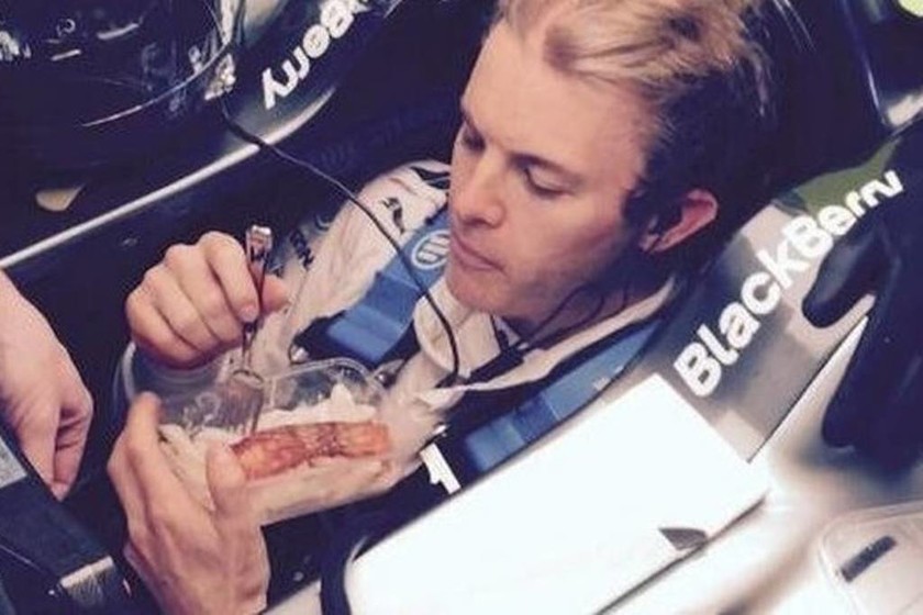 Πολύ δουλειά για τον N. Rosberg. Ο Γερμανός έκανε διάλειμμα για φαγητό μέσα στο μονοθέσιο 