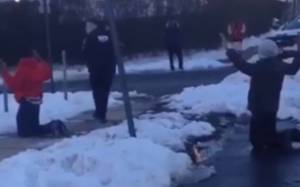 ΗΠΑ: Αστυνομικός απειλεί με όπλο δύο νέους επειδή… έπαιζαν χιονοπόλεμο!