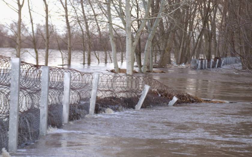 Έβρος: Τα ορμητικά νερά έριξαν τμήμα του φράχτη