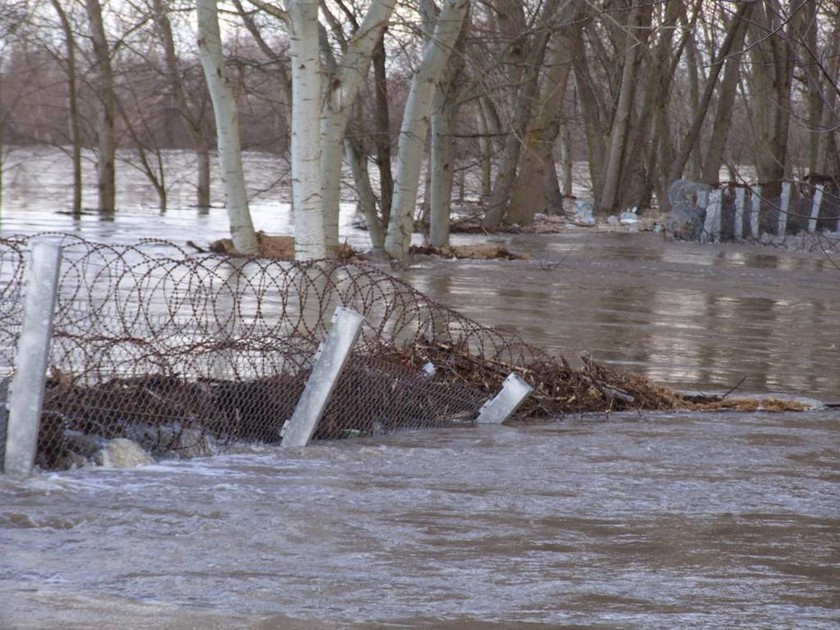 Έβρος: Τα ορμητικά νερά έριξαν το φράχτη