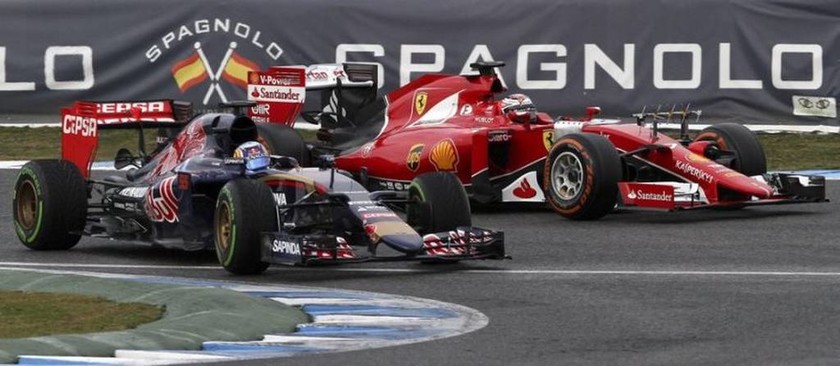 Οι Kimi Raikkonen και Daniel Ricciardo βρέθηκαν πολύ κοντά όταν ο δεύτερος είχε βλάβη στον κινητήρα