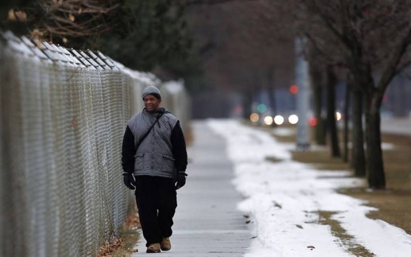 Η συγκινητική ιστορία του άνδρα που περπατά καθημερινά 33 χλμ για τη δουλειά του
