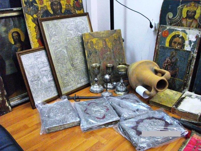Συνελήφθη 70χρονος με πλήθος αρχαίων αντικειμένων και όπλα (photos)