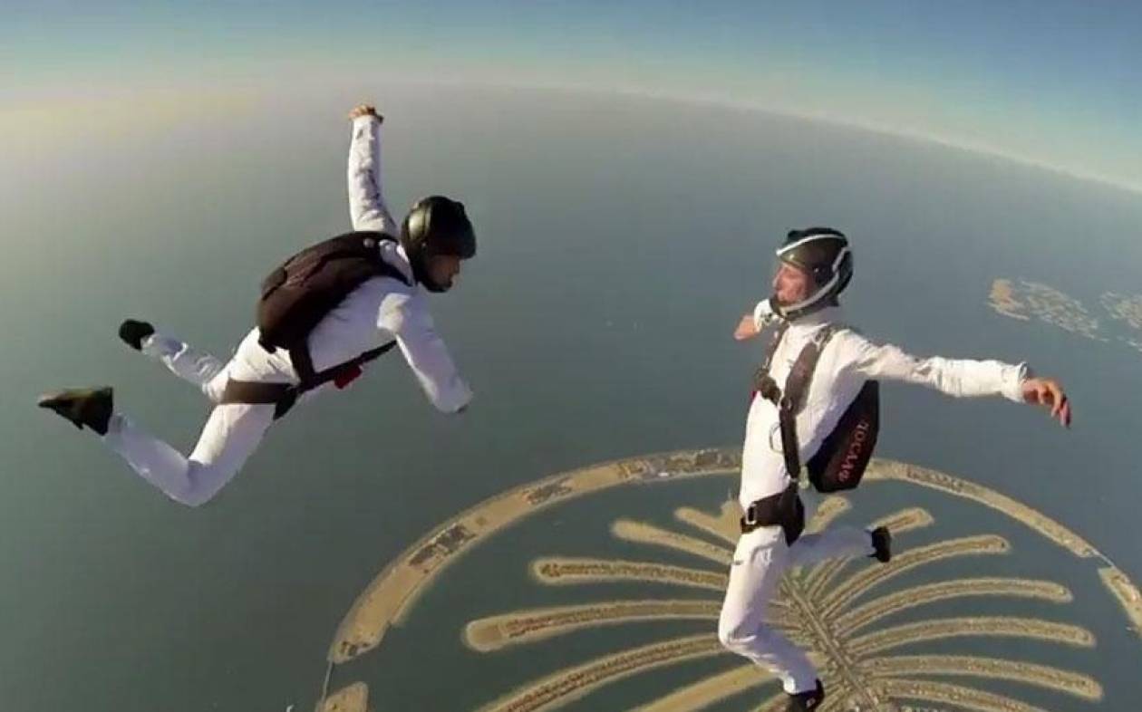 Sky diving στον ουρανό του Ντουμπάι (video)