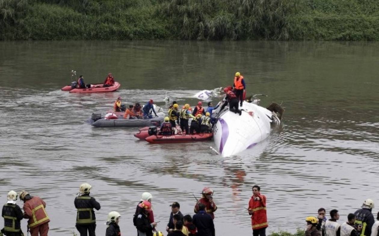 Ταϊβάν: Τουλάχιστον 19 νεκροί από τη συντριβή αεροπλάνου (photos+videos)