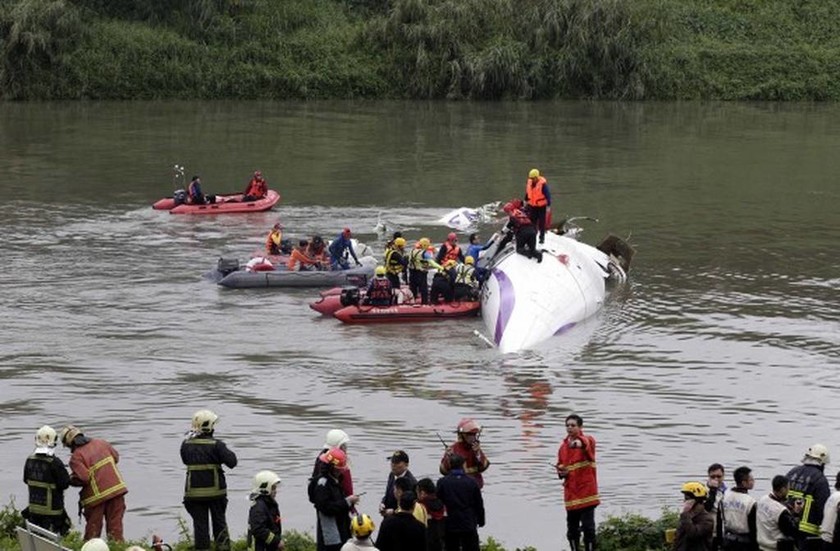 Ταϊβάν: Εννέα νεκροί από συντριβή αεροπλάνου (photos+videos)
