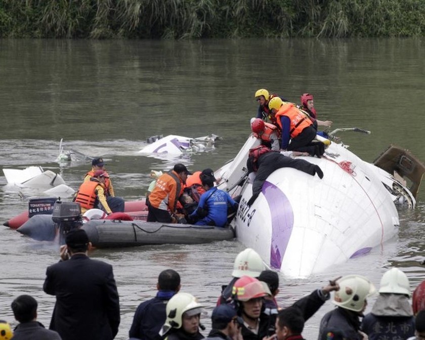 Ταϊβάν: Εννέα νεκροί από συντριβή αεροπλάνου (photos+videos)