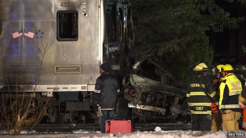 Τουλάχιστον 7 νεκροί σε σύγκρουση τρένου με αυτοκίνητο στη Νέα Υόρκη (photos)