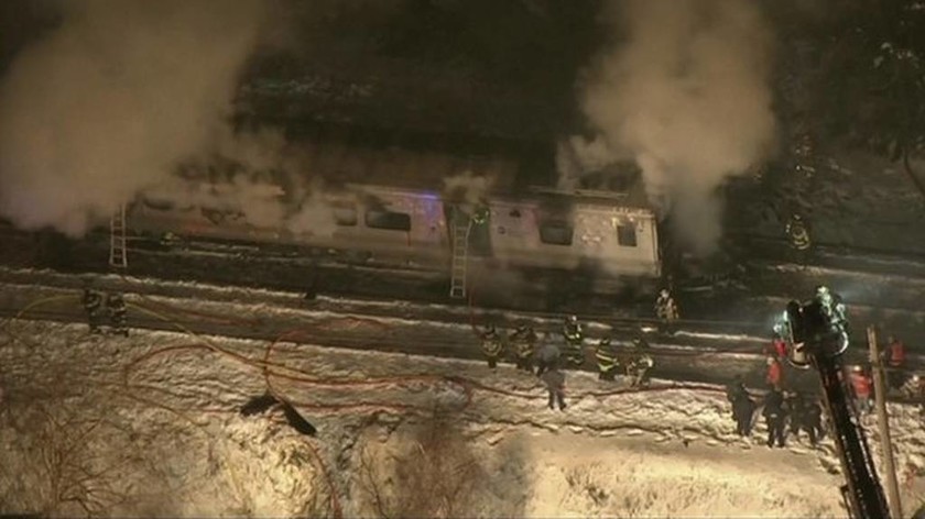 Τουλάχιστον 7 νεκροί σε σύγκρουση τρένου με αυτοκίνητο στη Νέα Υόρκη (photos)