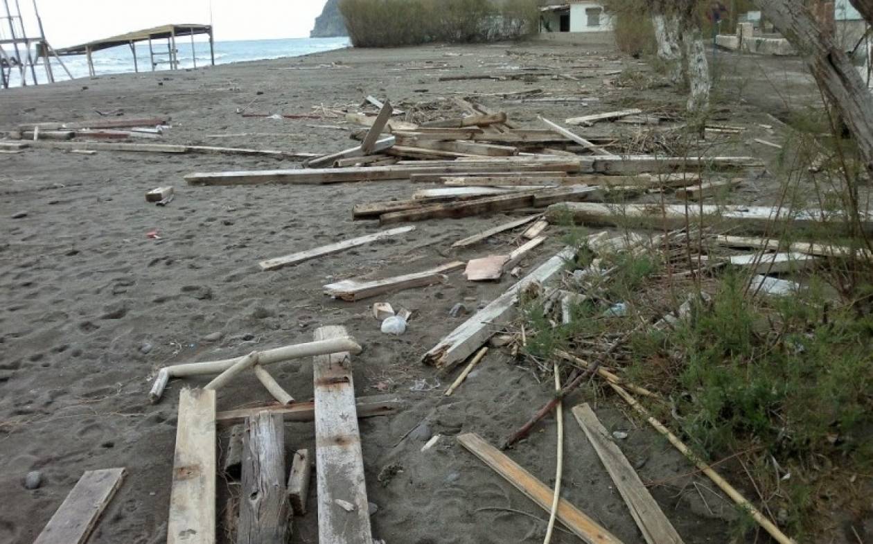 Ισχυροί άνεμοι καταστρέφουν την παραλία της Σκάλας Ερεσού (video)