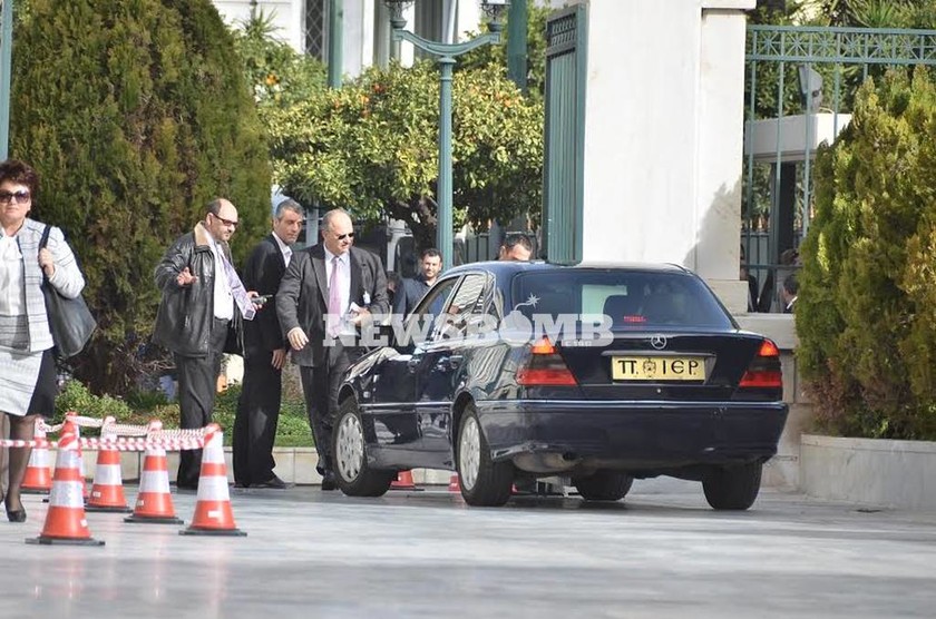 Βουλή: Τράκαρε αυτοκίνητο της Αρχιεπισκοπής! (photos)