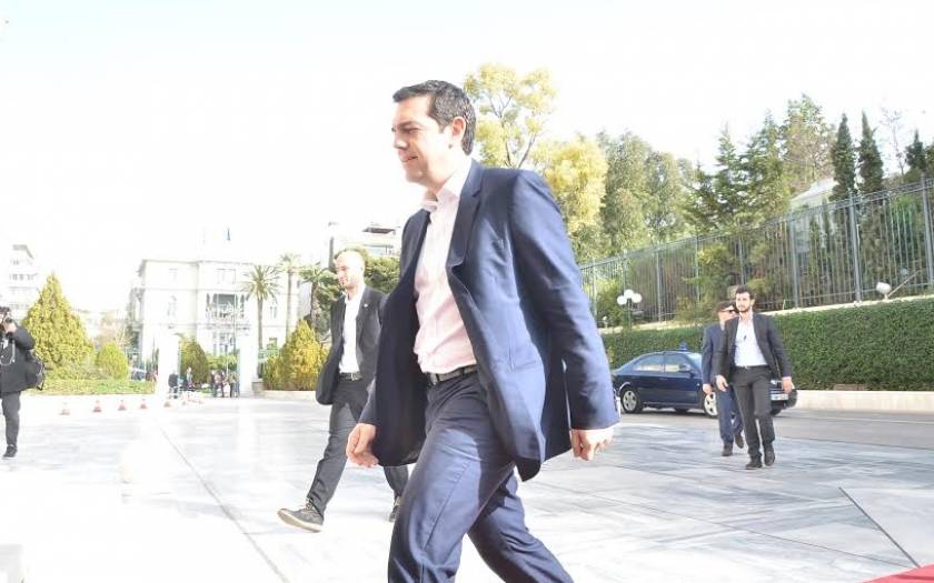 Καταβεβλημένος αλλά ευδιάθετος ο Αλέξης Τσίπρας στη Βουλή (photos)
