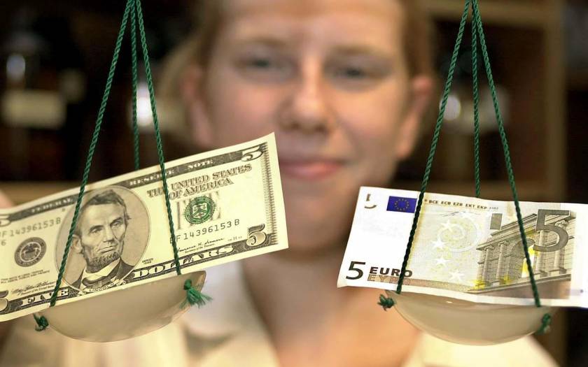Ενισχύεται και σήμερα το ευρώ έναντι του δολαρίου