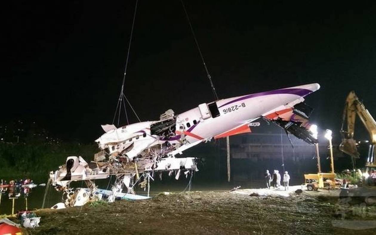 TransAsia: Με τα χέρια στο χειριστήριο βρέθηκε το πτώμα του «ήρωα» πιλότου