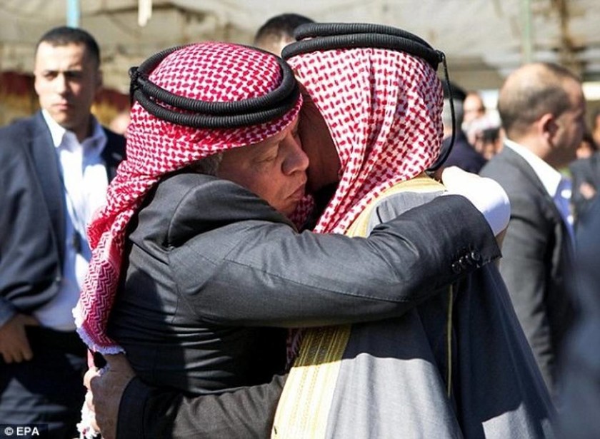 Ιορδανία: Το βασιλικό ζεύγος με τη οικογένεια του αδικοχαμένου πιλότου (photos)