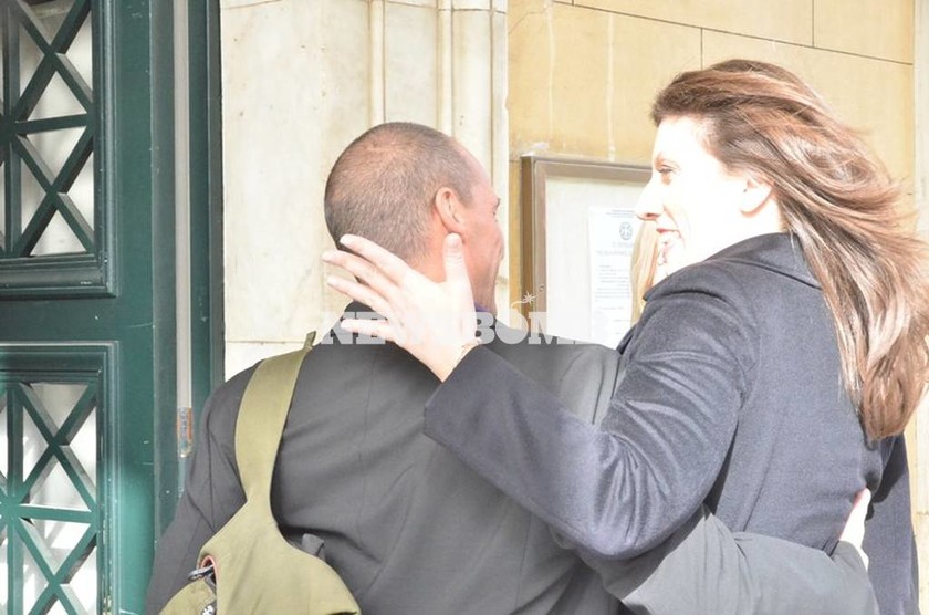 Θερμή υποδοχή Κωνσταντοπούλου σε Βαρουφάκη έξω από τη Βουλή