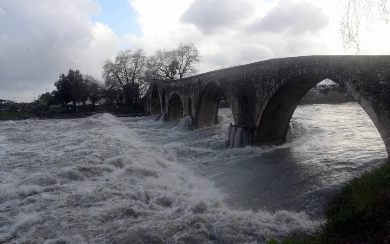 Το ιστορικό Γεφύρι της Άρτας δεν υπέστη ζημιές από τις πρόσφατες πλημμύρες