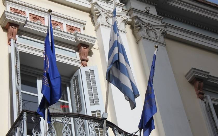Ο δήμος Πατρέων υπέστειλε τη σημαία της Ε.Ε. από το μπαλκόνι του δημαρχείου