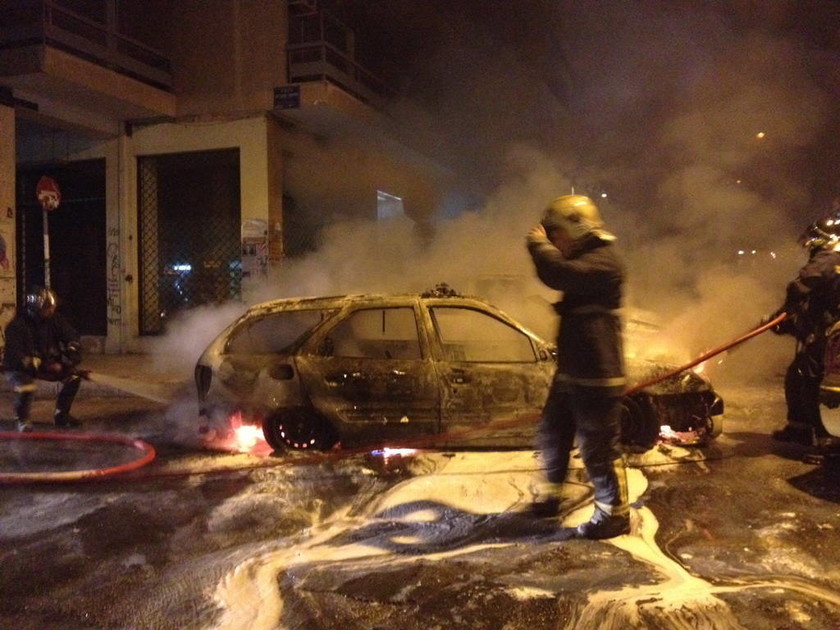 Επίθεση με μολότοφ σε περιπολικό στο κέντρο της Αθήνας (pics)