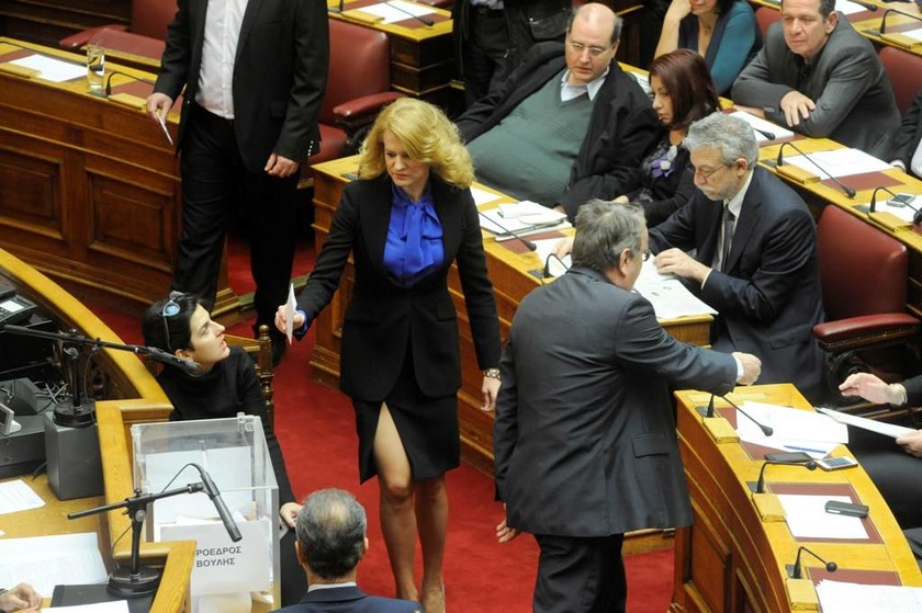 Ποια βουλευτής αναστάτωσε τη Βουλή με το σέξι σκίσιμό της; (photos)