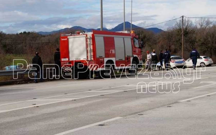 Πρέβεζα: Ανατροπή οχήματος Ι.Χ. - Καρέ καρέ οι προσπάθειες διάσωσης (photos)