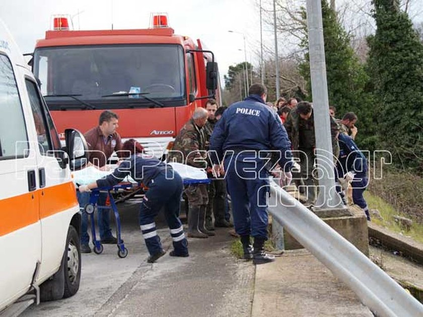 Πρέβεζα: Ανατροπή οχήματος Ι.Χ. - Καρέ καρέ οι προσπάθειες διάσωσης (photos)