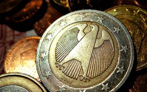 Ισχνή άνοδος στο μέσον της ημέρας του ευρώ