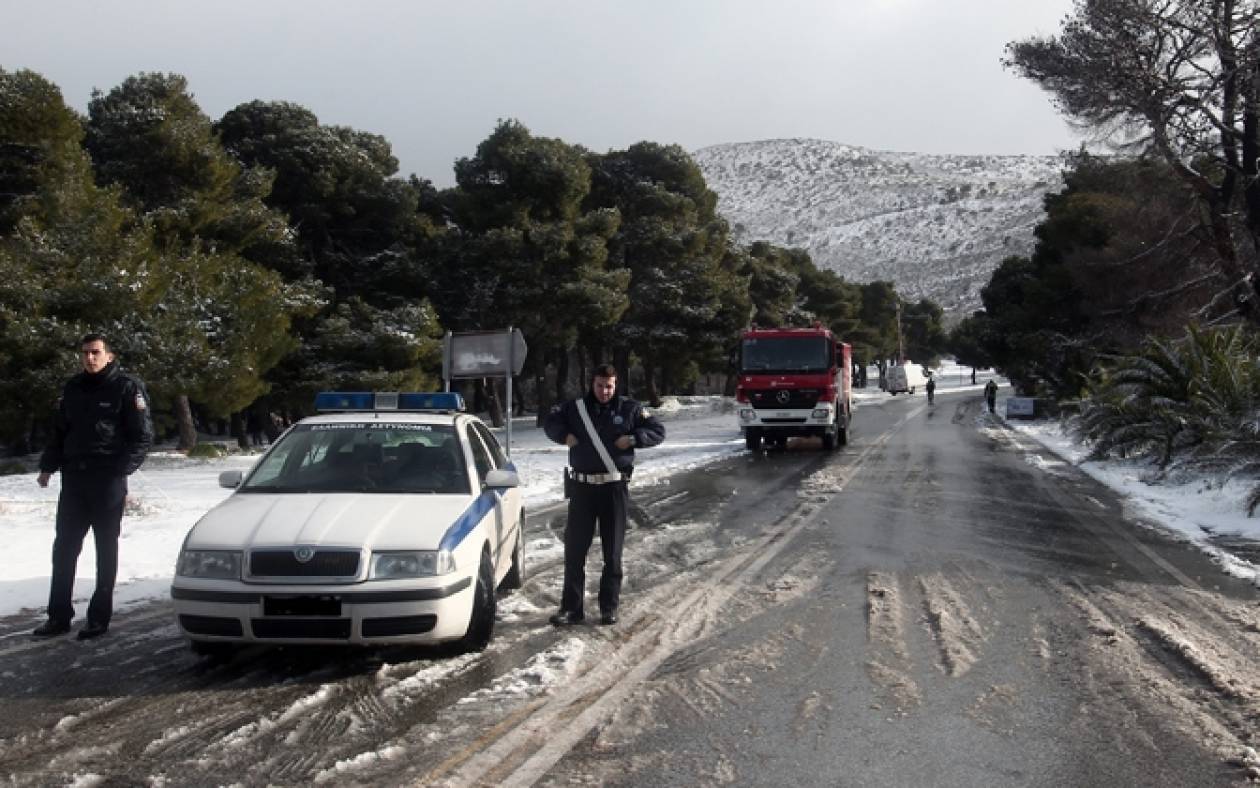 Διακοπή κυκλοφορίας λόγω έντονης χιονόπτωσης στην επαρχιακή οδό Ελευσίνας - Θήβας