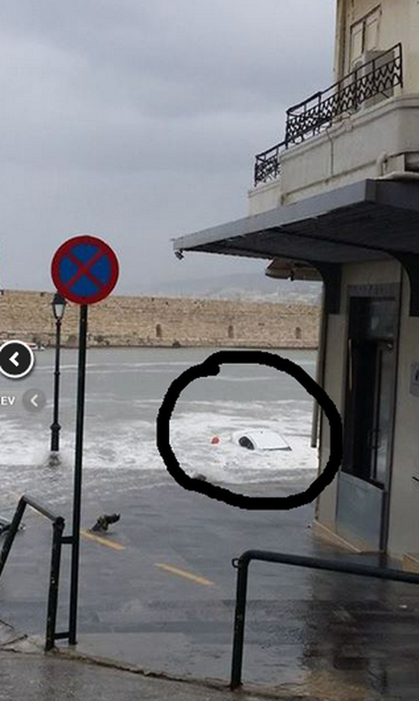 Κακοκαιρία: Αυτοκίνητο έπεσε στο λιμάνι του Ρεθύμνου (photos)