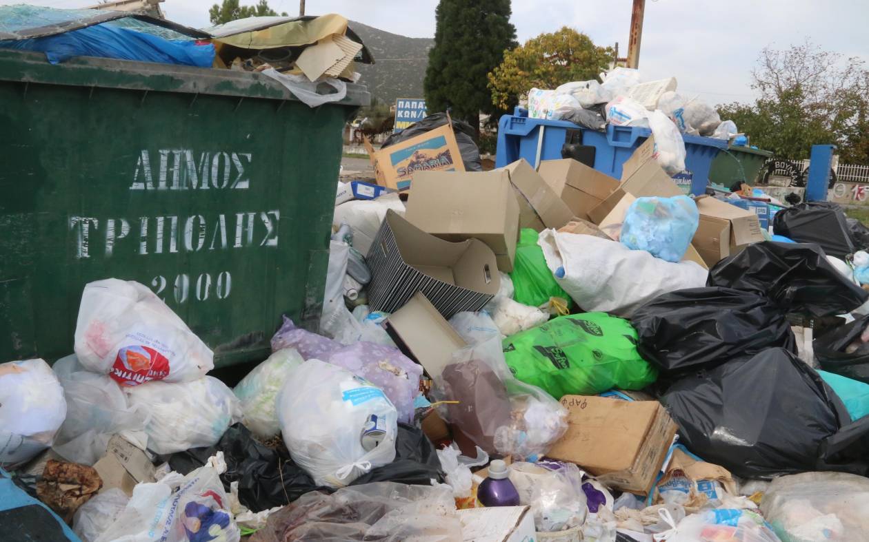 «Πνιγμένη» στα σκουπίδια η Τρίπολη – Πότε αρχίζει η αποκομιδή τους